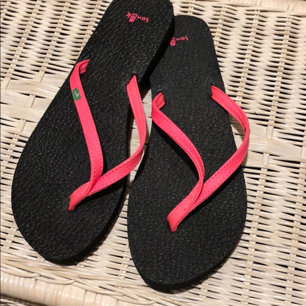 BNWOT Sanuk yoga mat flip flops